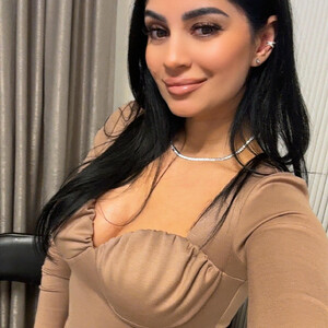 Adellejaan — cam show live