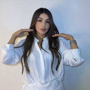 HollyBrensone — cam show live