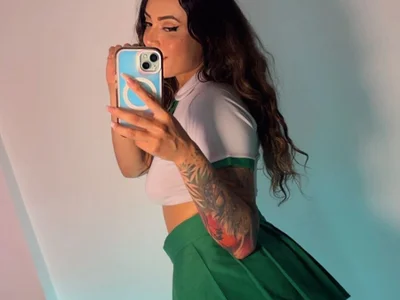 lara_bombshell_ — cam show live