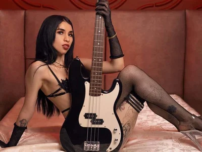 lucywhite13 — cam show live