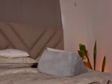 Laura — cam show live