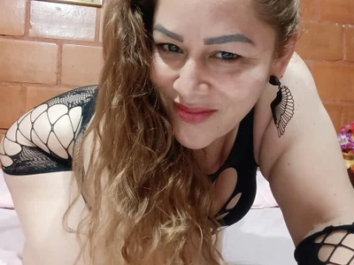 SluttyMilf79 — cam show live
